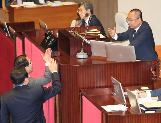 30일 국회 본회의장에서 열린 경제분야 대정부질문에서 이원욱 민주당 원내수석 부대표와 같은당 의원들이 한국당 소속 이주영 국회부의장에게 사과를 요구하며 항의하고 있다. 연합뉴스